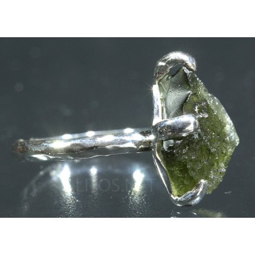 Anillo de moldavita